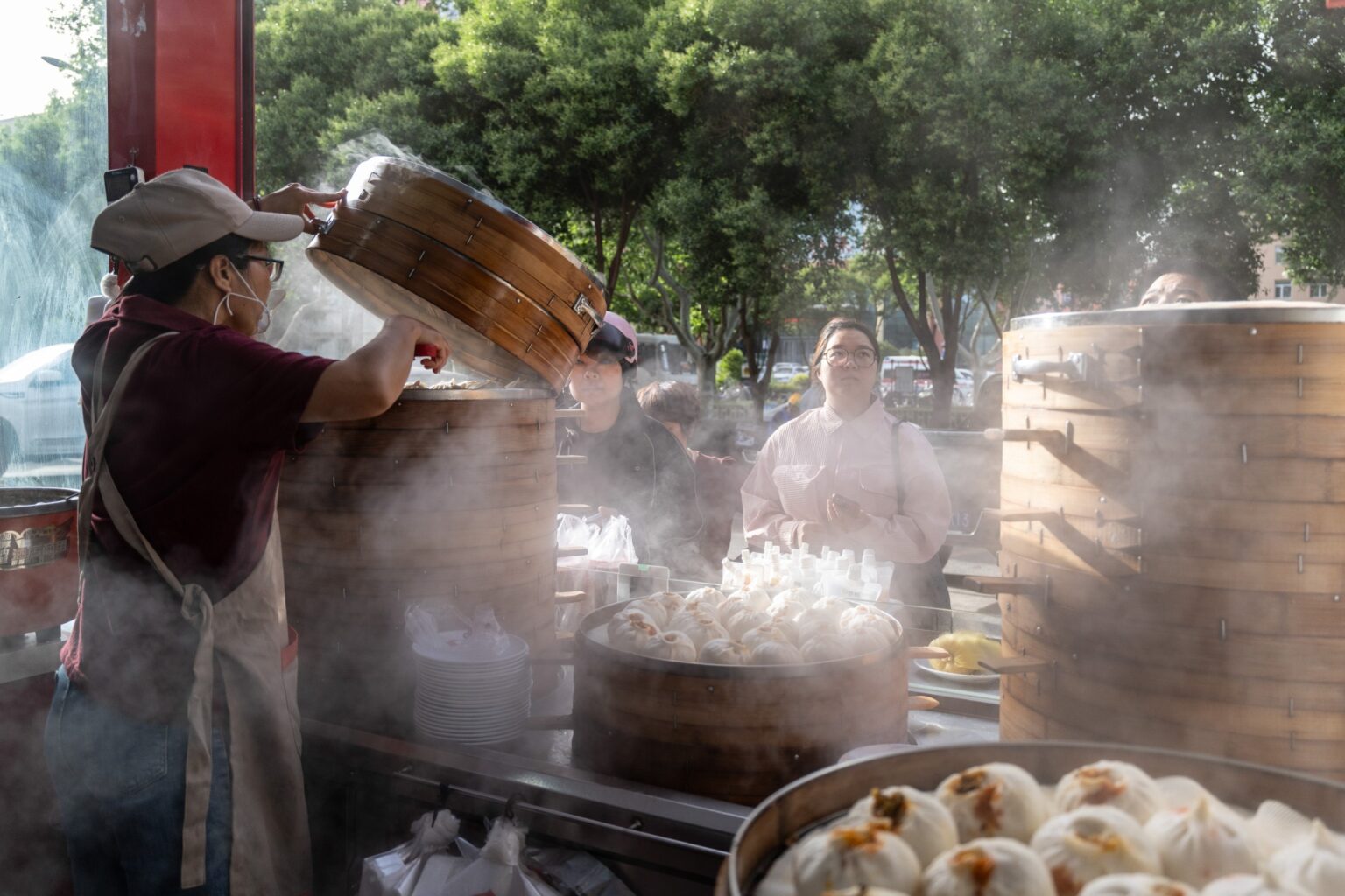 中国サービス業の活動拡大ペース、６月に鈍化－９カ月ぶり低水準 - Bloomberg