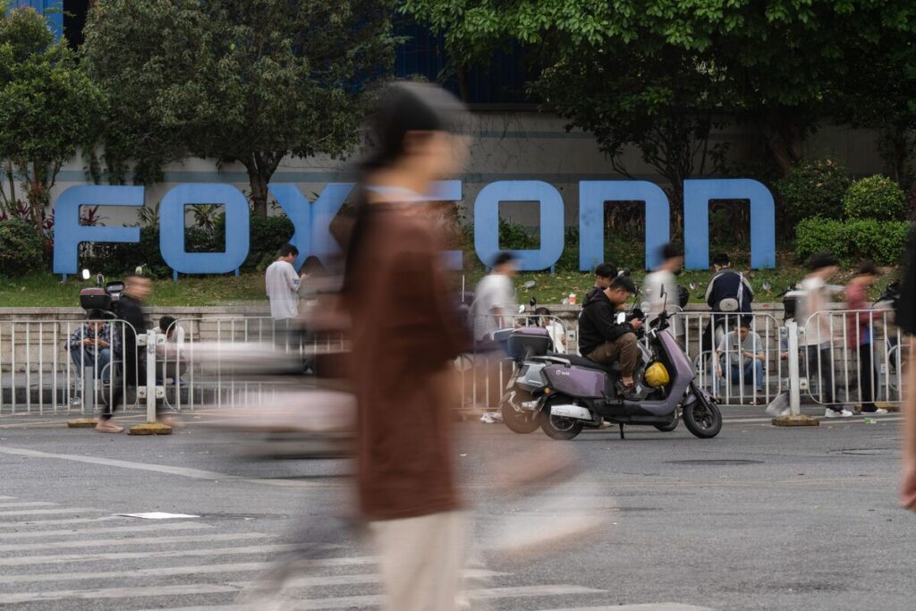フォックスコン、インドのiPhone工場から中国人技術者引き揚げ - Bloomberg