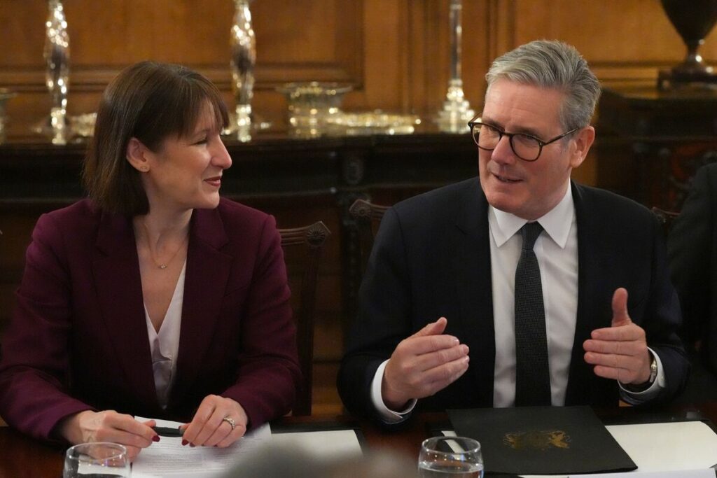 英国債やポンド上昇、スターマー氏が財務相続投示唆－株も上げる - Bloomberg