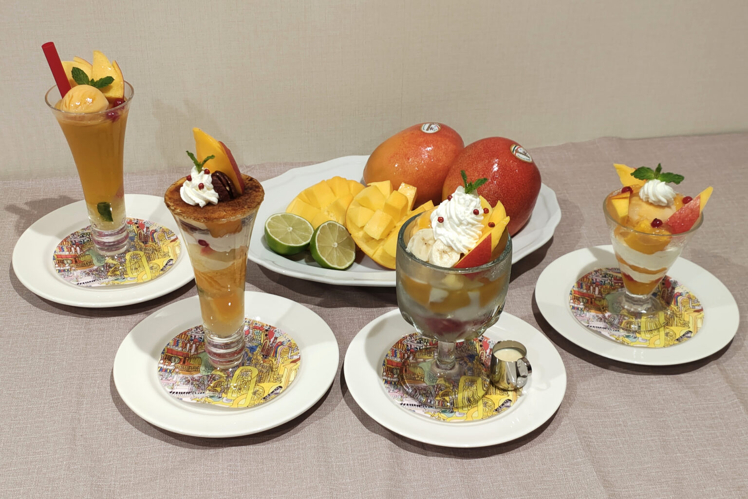 ロイヤルホスト、アップルマンゴーパフェ発売。2025年はメキシコ風にアレンジ - グルメ Watch