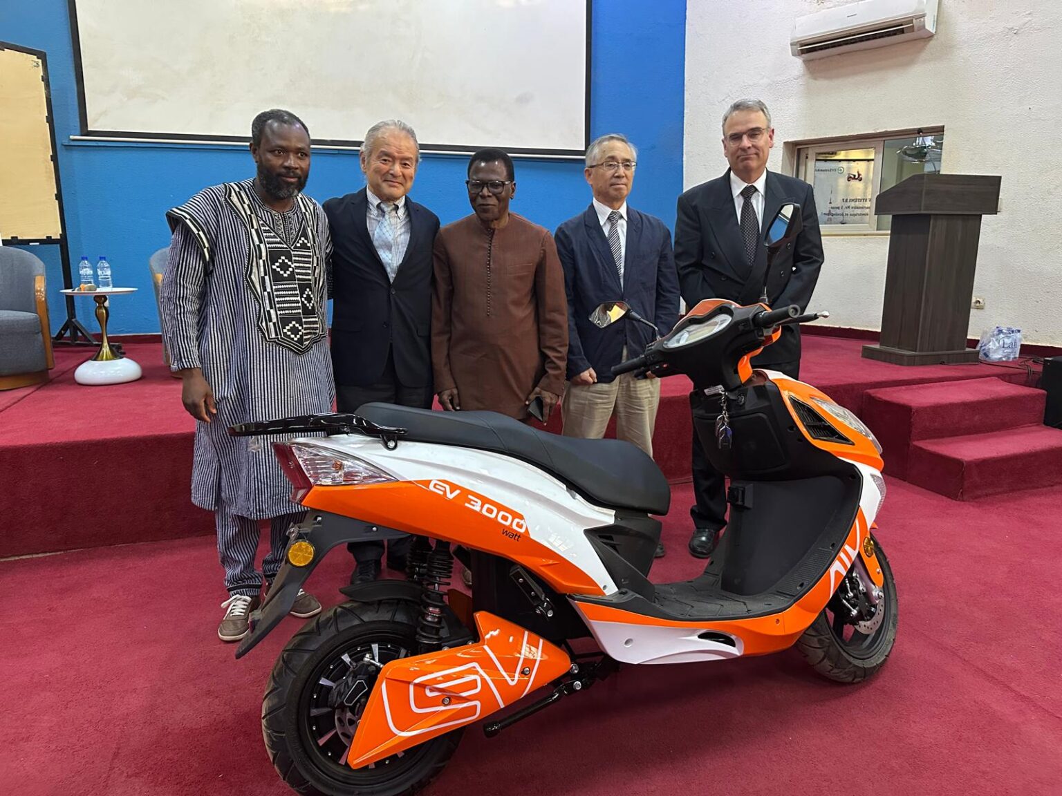 EV SYSTEM、ブルキナファソに国内初のEVバイクを納入！！ - Africa Quest.com