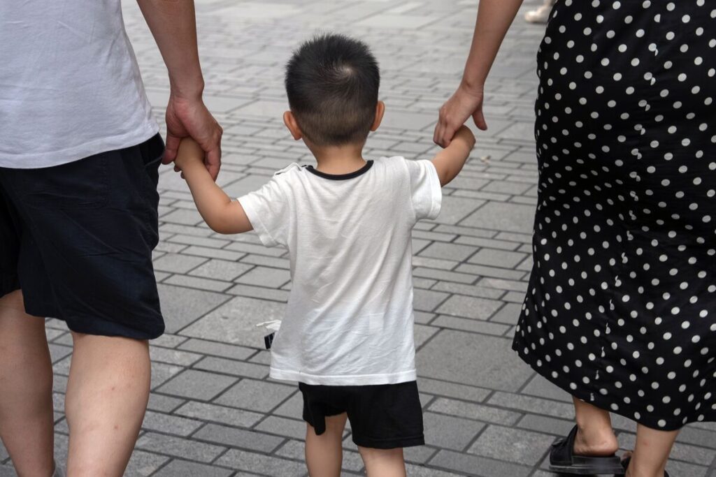 中国、子供を持つ世帯に現金給付の方針と関係者－出生率向上狙う - Bloomberg