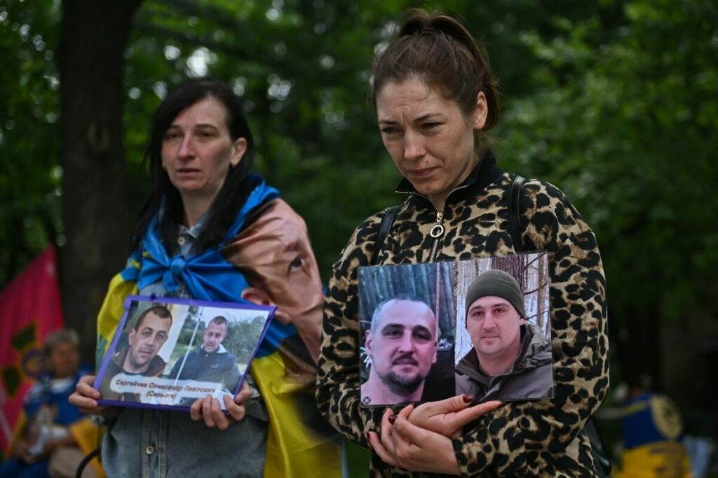 【密着取材】ウクライナ・ロシアの捕虜交換後、家族・友人が流した喜びと悲しみの涙 【写真ルポ】帰還兵が集まる病院前で繰り広げられたさまざまなドラマ(1/4) | JBpress (ジェイビープレス) 【密着取材】ウクライナ・ロシアの捕虜交換後、家族・友人が流した喜びと悲しみの涙 【写真ルポ】帰還兵が集まる病院前で繰り広げられたさまざまなドラマ(1/4) | JBpress (ジェイビープレス)