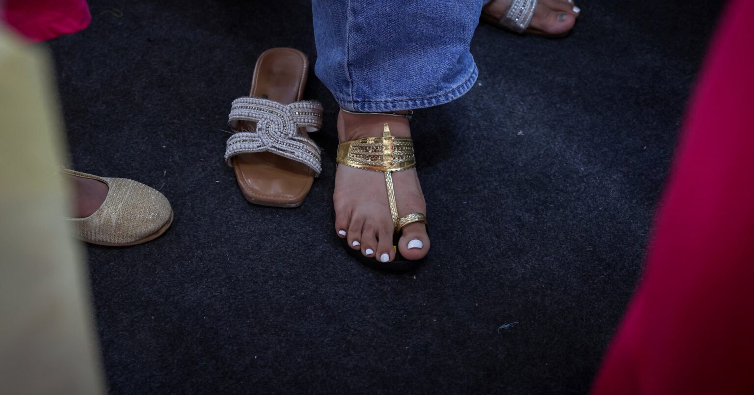 アングル:プラダ「炎上」が商機に、インドの伝統的サンダルに脚光 | ロイター アングル:プラダ「炎上」が商機に、インドの伝統的サンダルに脚光 | ロイター