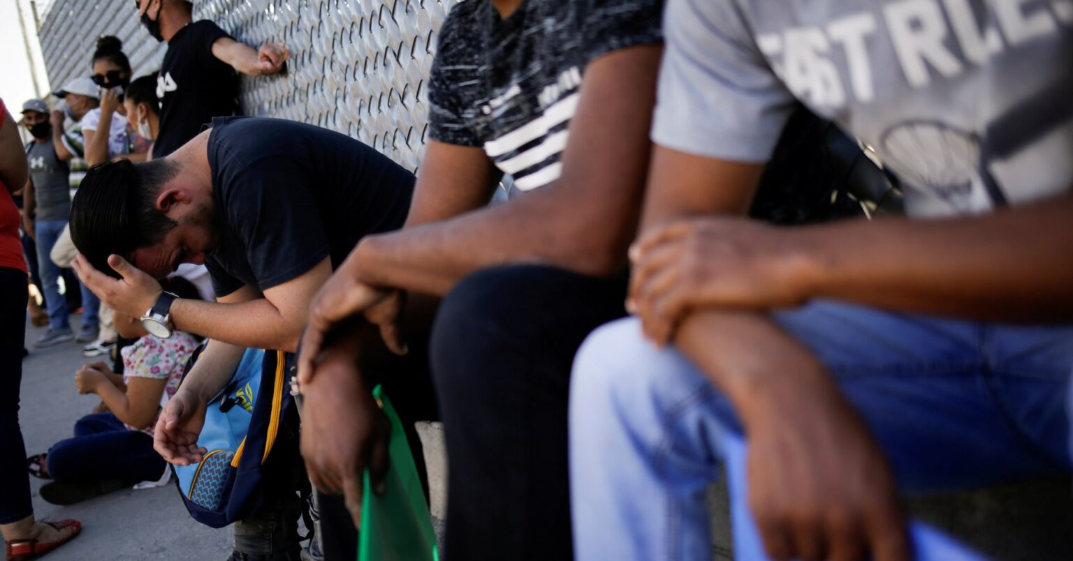 トランプ米政権、「メキシコ残留」プログラム復活　移民抑制に着手 | ロイター