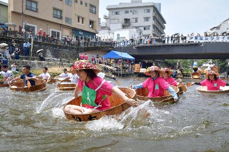 夏の訪れ告げるタライ競走、静岡 水しぶき上げ伊東大川下る | 全国のニュース | 福井新聞ONLINE