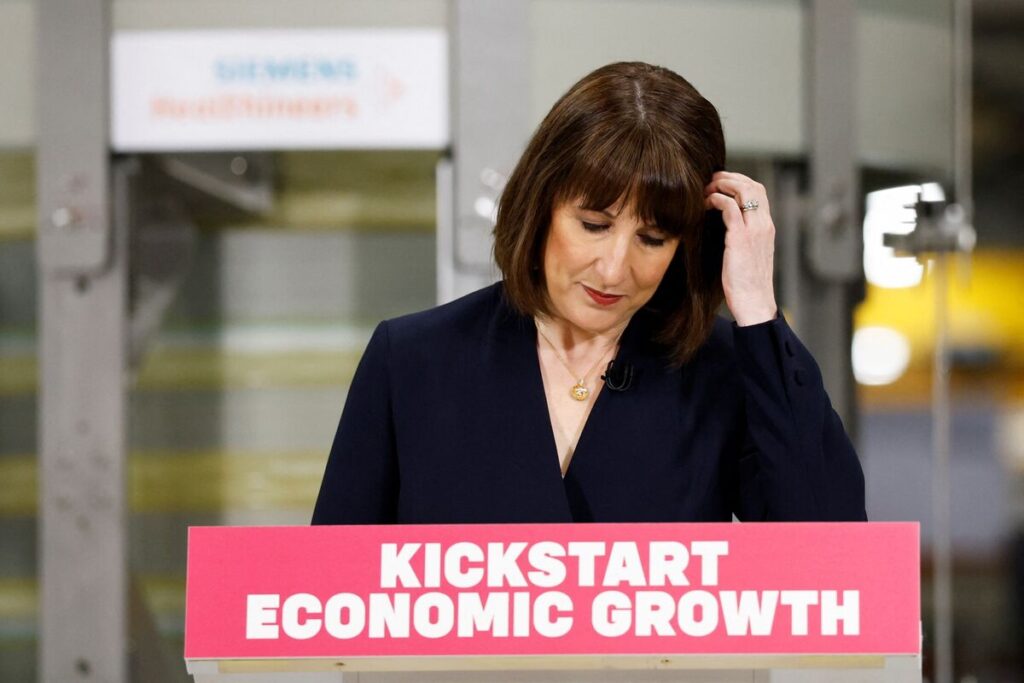 英国資産がトリプル安、財政懸念高まる－リーブス財務相には辞任観測 - Bloomberg