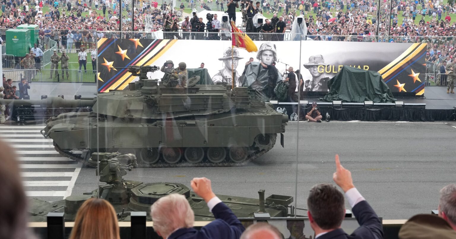 米首都で34年ぶり軍事パレード、トランプ氏誕生日　各地で抗議デモ | ロイター