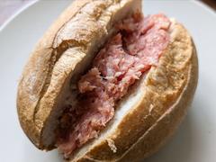 ドイツ人が豚肉を生で食べる理由。「ネギトロみたいな味」で絶品だった | Business Insider Japan