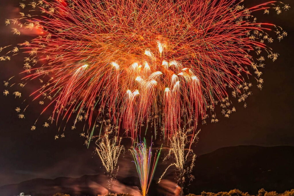 「安倍川花火大会 2025」静岡・安倍川河川敷で開催、県内最大級の花火＆ドローンショー - ファッションプレス