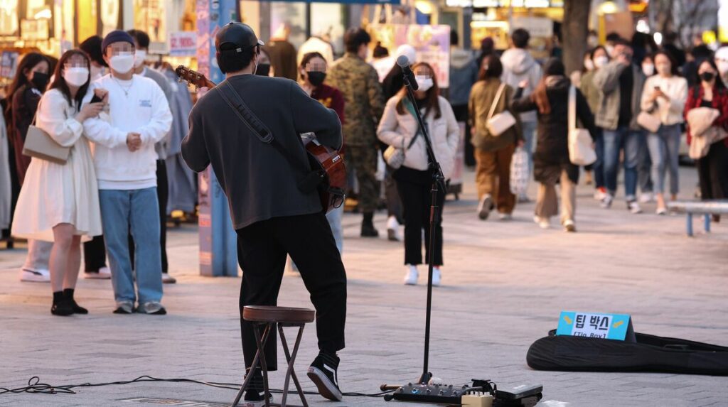 「でも私は行くから」韓国嫌いの父親を必死に説得した女性も…日本人はどんな理由で韓国に移住するのか 社会学者・今里基さんが調査、変化してきた日本人の渡韓スタイル(1/5) | JBpress (ジェイビープレス)