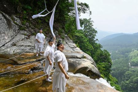 那智の滝で大しめ縄新調 扇祭り前に、和歌山 | 全国のニュース | 福井新聞ONLINE