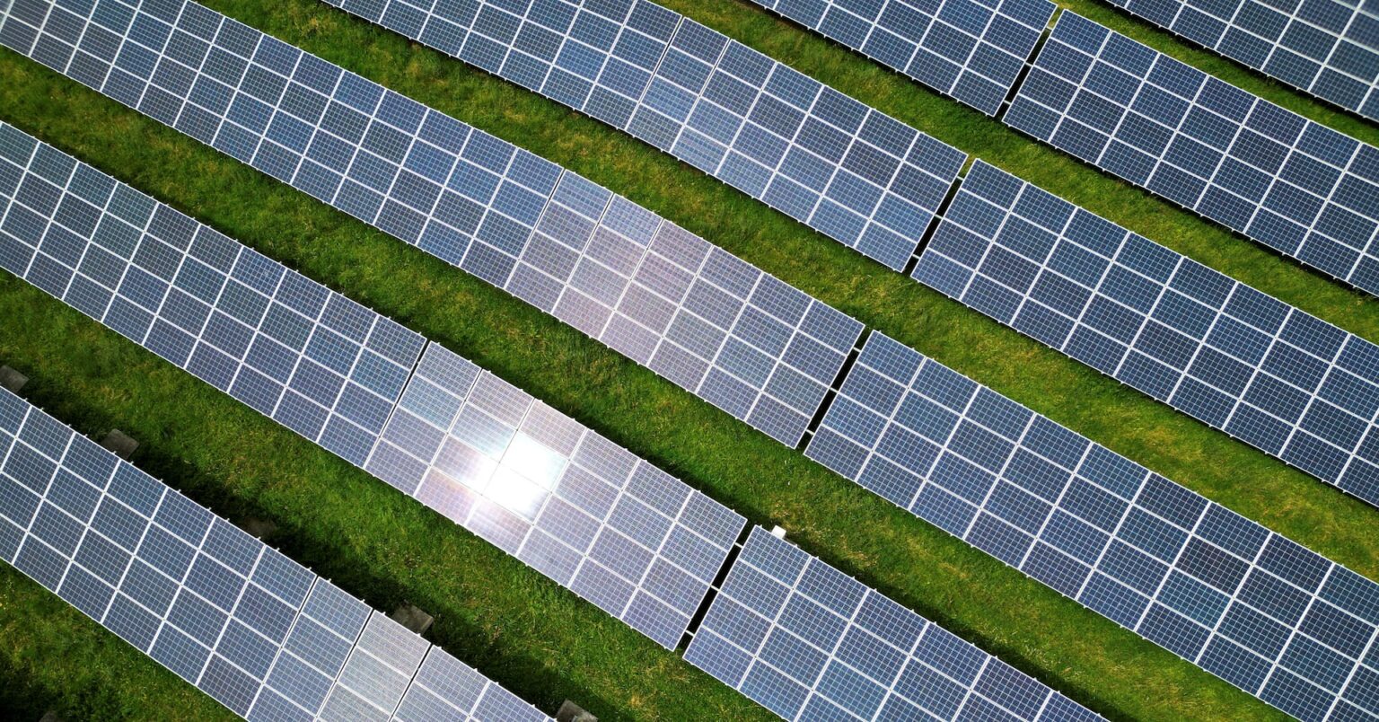 太陽光がEU域内発電量で初の首位 原発や風力抜く | ロイター 太陽光がEU域内発電量で初の首位 原発や風力抜く | ロイター
