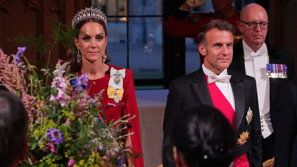 エマニュエル・マクロン大統領、イギリス訪問中の公式晩さん会でキャサリン妃にウィンク | Vogue Japan エマニュエル・マクロン大統領、イギリス訪問中の公式晩さん会でキャサリン妃にウィンク | Vogue Japan