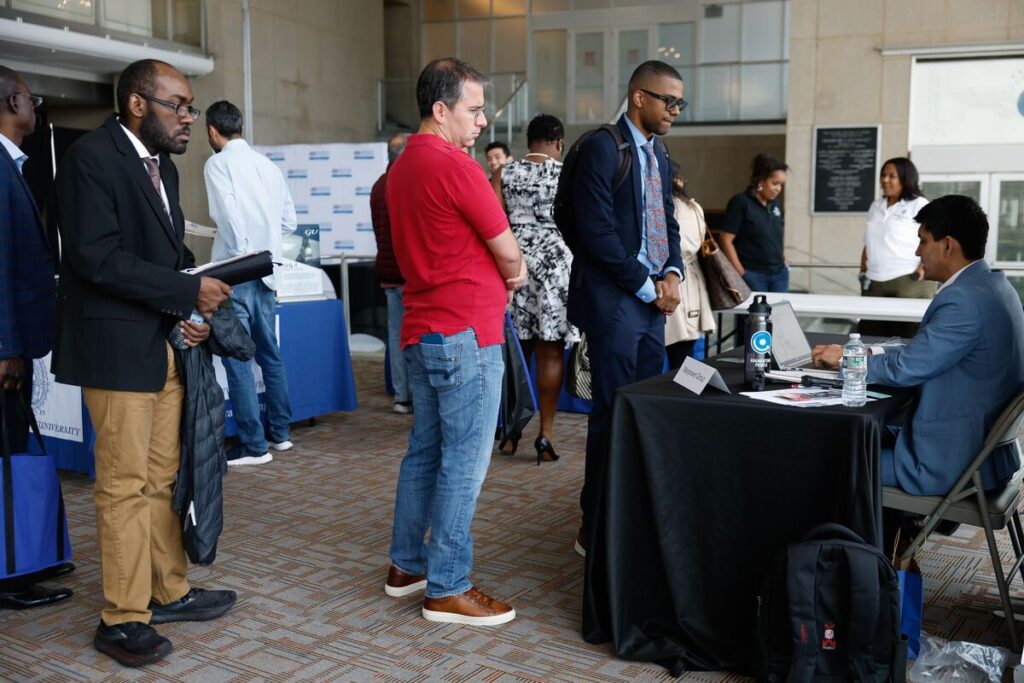 米新規失業保険申請、４週連続で減少－継続受給21年以来の高水準 - Bloomberg