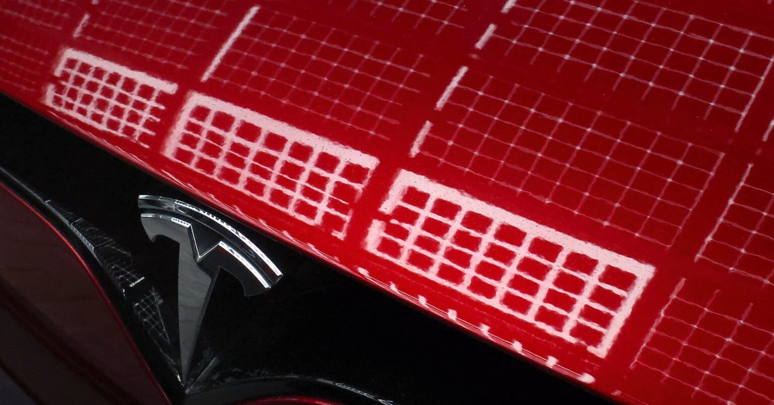 米テスラ、インド市場に本格参入へ　15日に初のショールーム開設 | ロイター