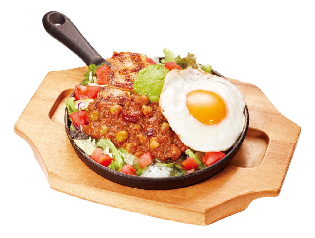 ビッグボーイ、特製チリビーンズソースで味わう「直火焼きグリルチキンオーバーライス」発売。平日ランチ限定 - グルメ Watch
