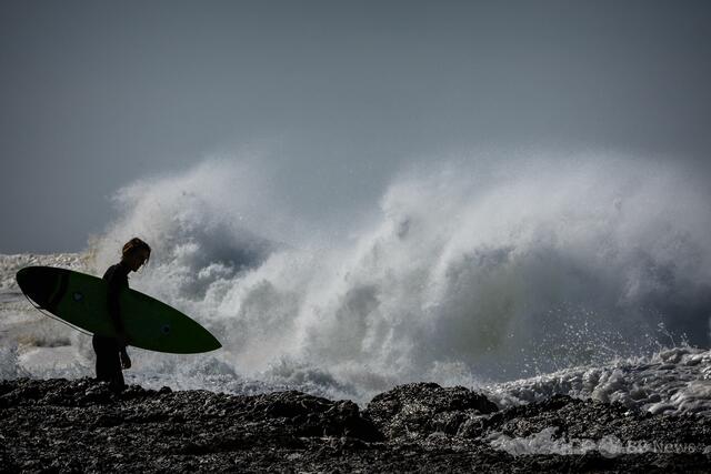 行方不明のサーファー、一晩過ごした無人島で発見 豪