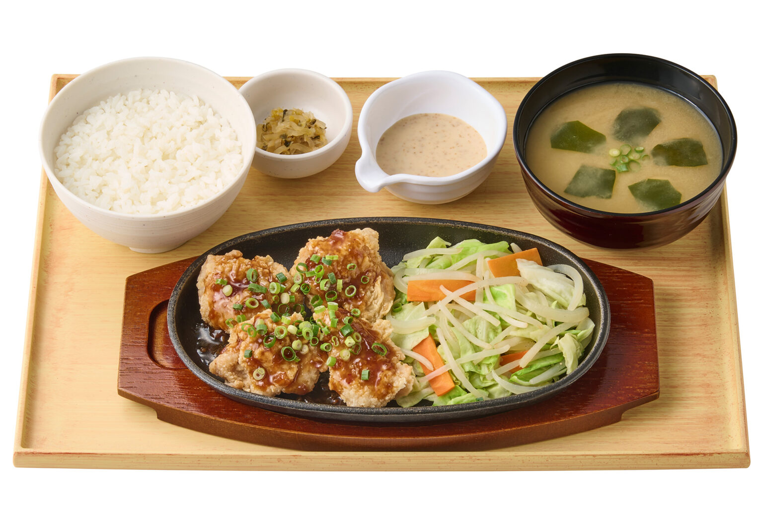 やよい軒、特選香味だれの「鉄板油淋鶏定食」/ピリッと旨辛「鉄板鶏チリ定食」発売 - グルメ Watch