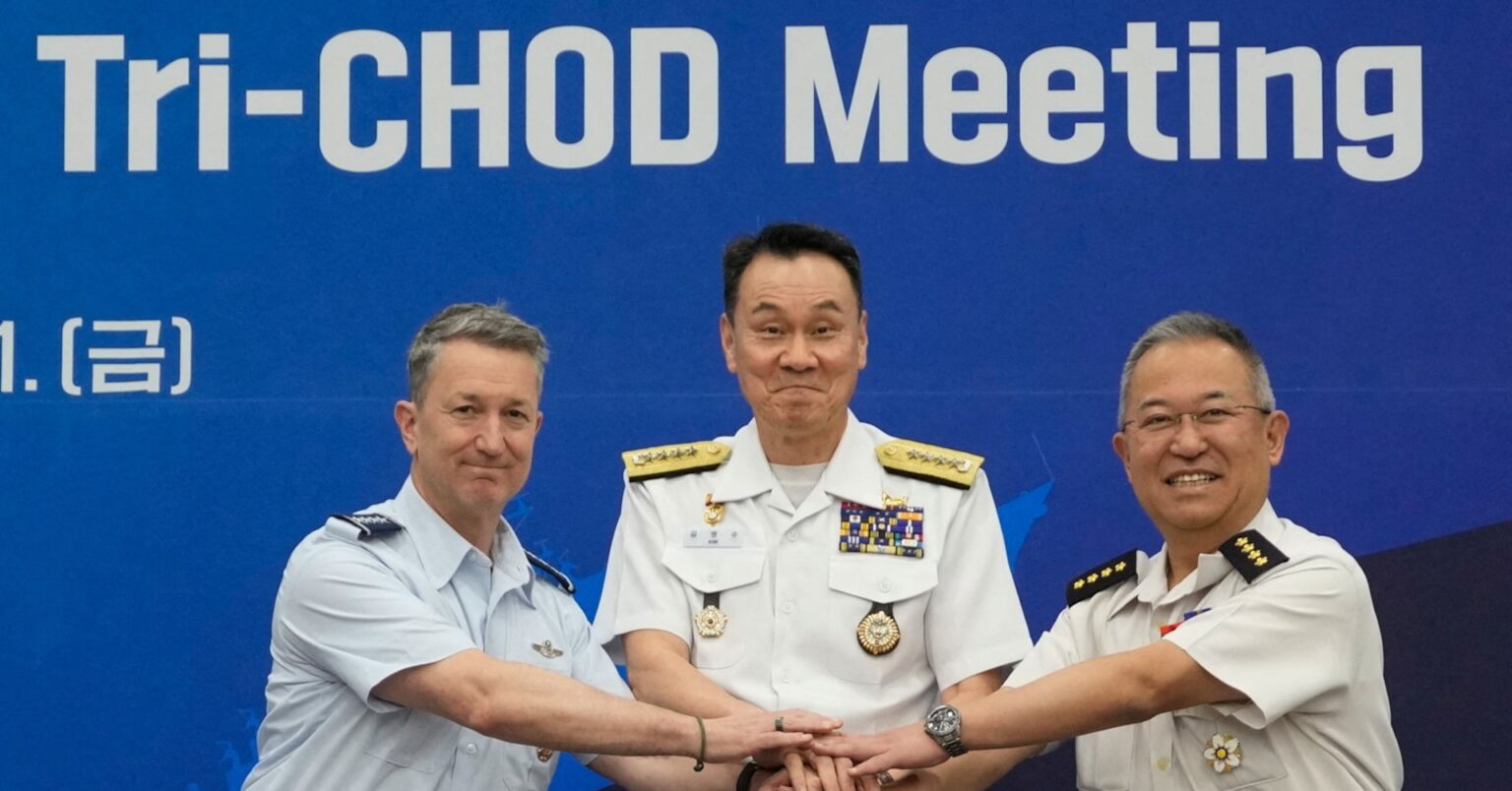 日米韓が合同訓練、Ｂ５２爆撃機参加　3カ国制服組トップが会談 | ロイター