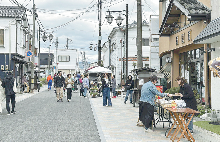 Monthly street market developed through word of mouth（口コミで広がった定期市）:英語ニュース:福島民友新聞社