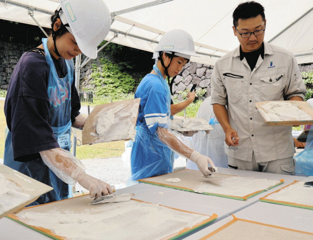 金沢城復旧に職人技あり　被災の鶴丸倉庫 市民ら見学で実感　しっくい塗りも体験