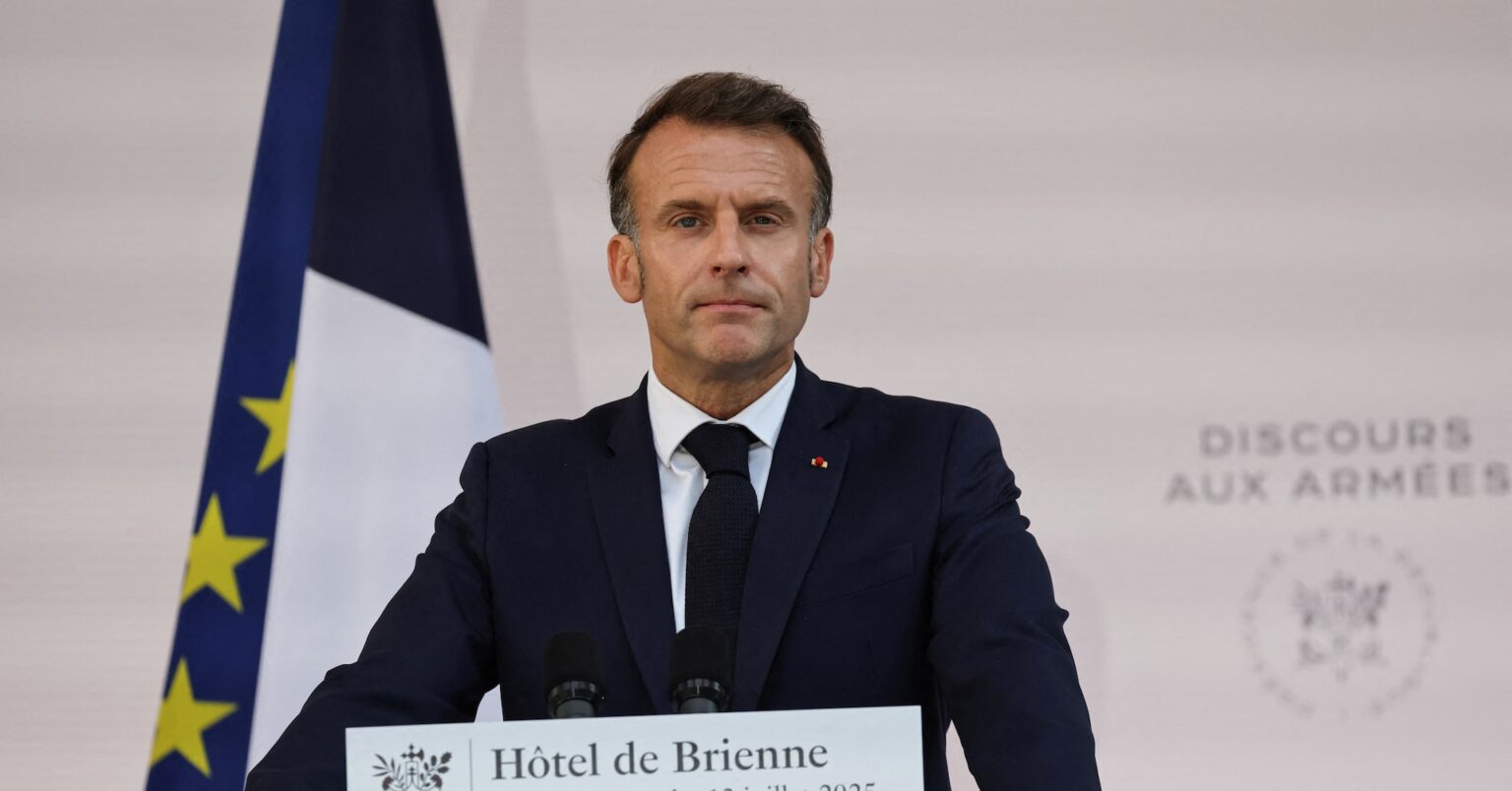 マクロン仏大統領、国防費の増額表明　3年前倒しで倍増 | ロイター