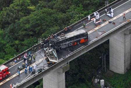 トラックと衝突、高速バスが炎上 ４人重傷、阿波市の徳島道 | 全国のニュース | 福井新聞ONLINE