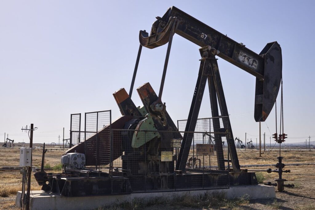 原油続落、トランプ氏の対ロシア圧力は供給に直ちに影響せずとの見方 - Bloomberg