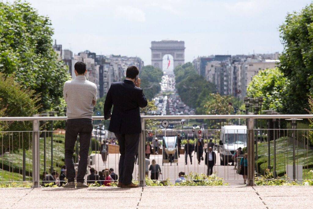 祝日カットで財政赤字削減、フランス首相が来年度予算方針で提案 - Bloomberg