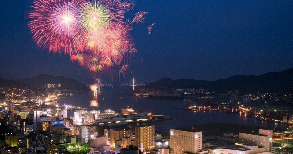 ＮＢＣから：2025 ながさきみなとまつり 大迫力の花火、夜空彩る 長崎水辺の森公園、長崎港 ／長崎 - 毎日新聞