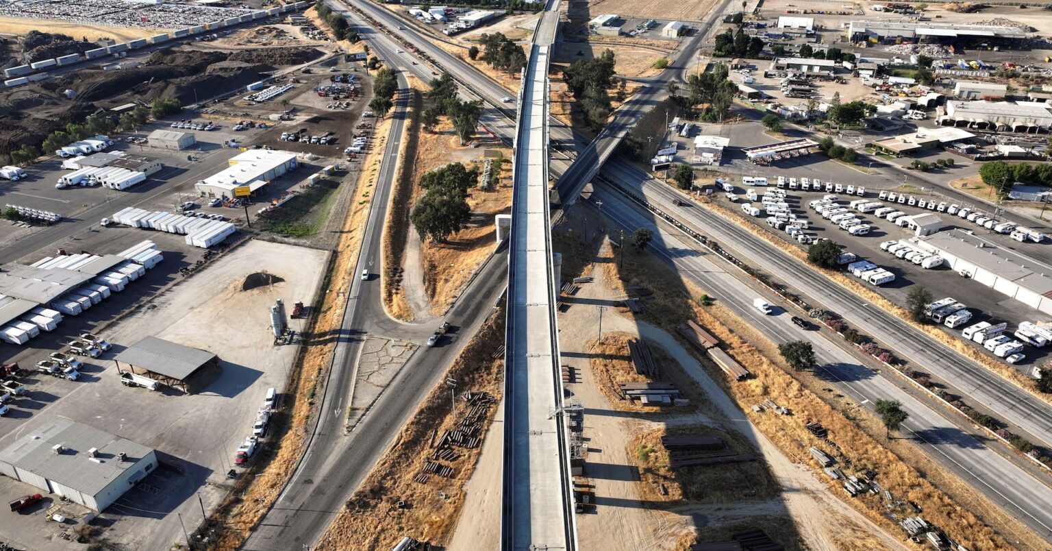 トランプ政権、加州高速鉄道計画への資金支援撤回　「無駄遣い」 | ロイター