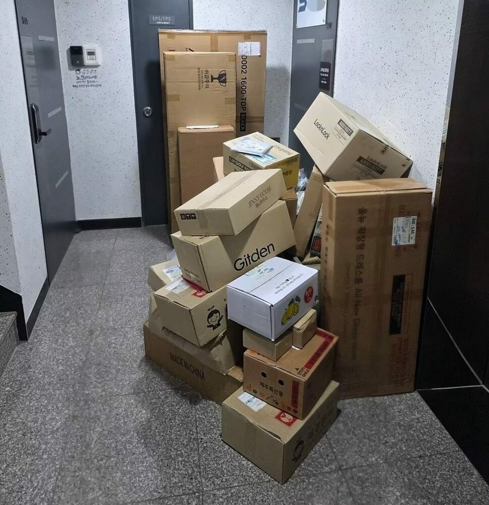 マンション廊下に宅配山積み「まるで倉庫」…韓国・迷惑隣人の“段ボールタワー”に住民ブチ切れ　写真枚　国際ニュース：AFPBB News