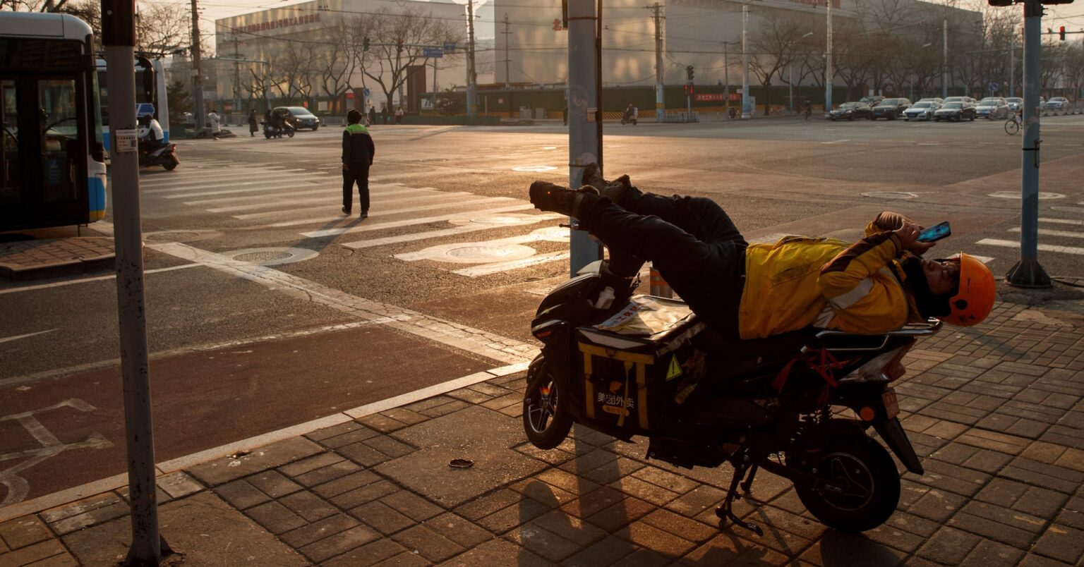 アングル：中国国有企業にも不況の影、給与カットや未払いで労働者にしわ寄せ | ロイター