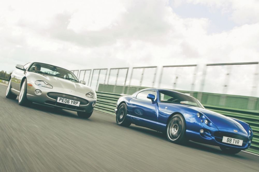 フェラーリなら他社エンジンはありえない TVRサーブラウ & ジャガーXKR(1) 英国製V8の世界 | AUTOCAR JAPAN TVRサーブラウ 4.5と、ジャガー XKR 4.2-S