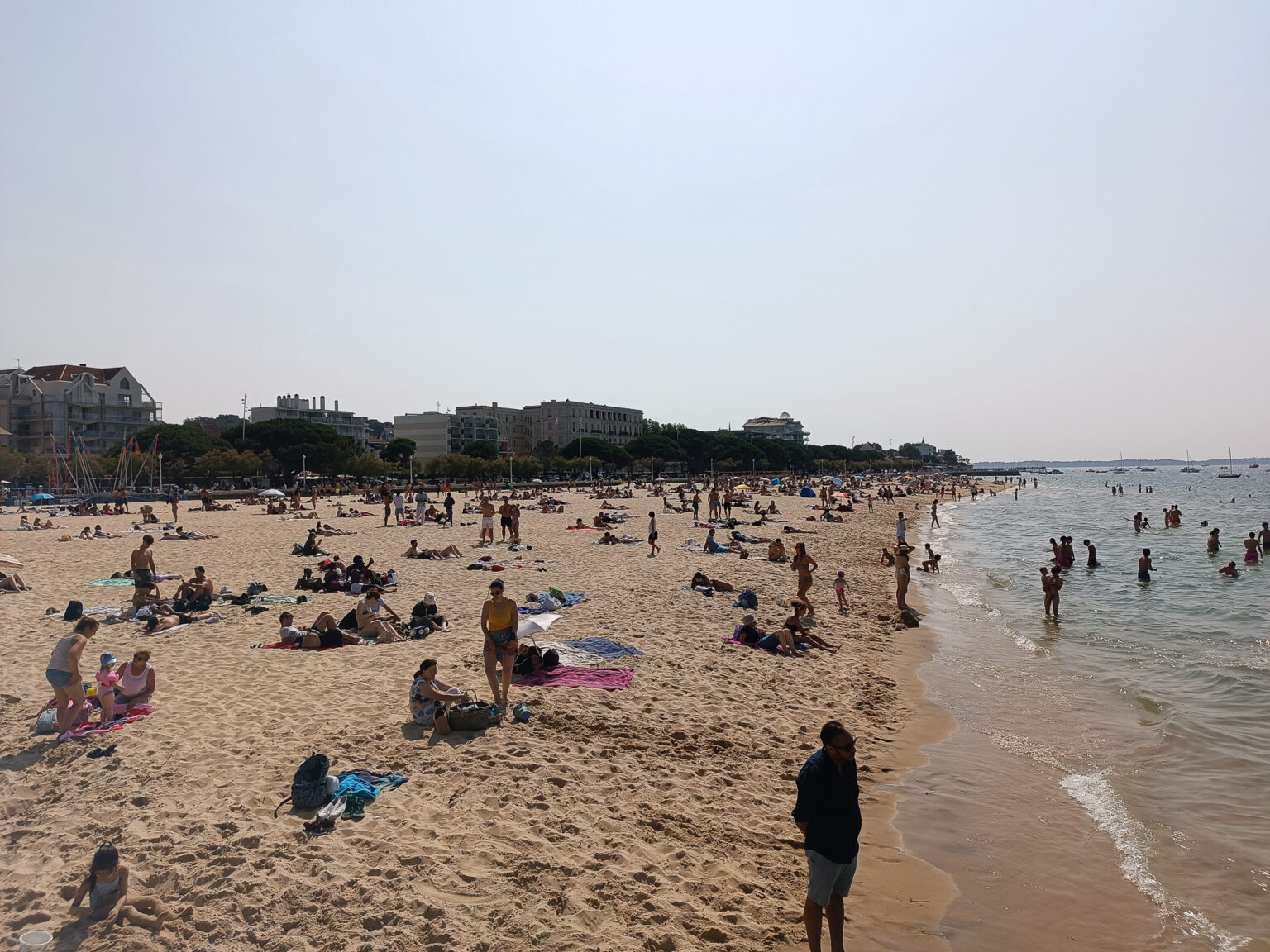 【荒木麻美のパリ生活】欧州最大の砂丘と牡蠣で有名な海辺のリゾート地、アルカションで一足早く夏のバカンス - トラベル Watch