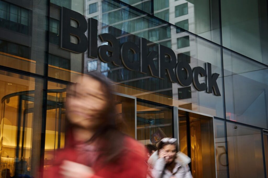 ブラックロック、中国出張時に会社支給デバイス持ち込まないよう指示 - Bloomberg