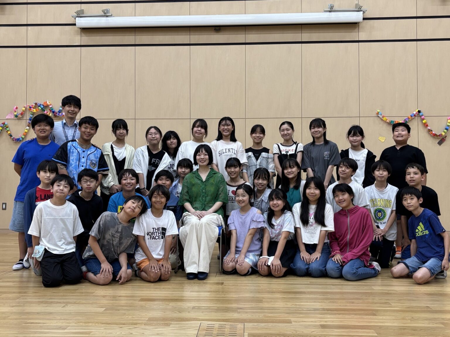 川崎市立新小倉小学校にSHISHAMO Gt.Vo 宮崎朝子さんが来校！児童と一緒に校歌づくりに向けた交流を行いました！ | 川崎市のプレスリリース