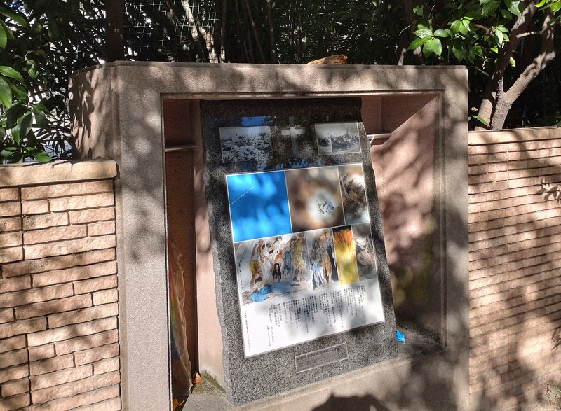 惨禍の記憶を伝えるため、広島女学院中学・高校の外壁に置かれた原爆の絵碑＝広島市中区で2025年7月21日午後5時5分、宇城昇撮影
