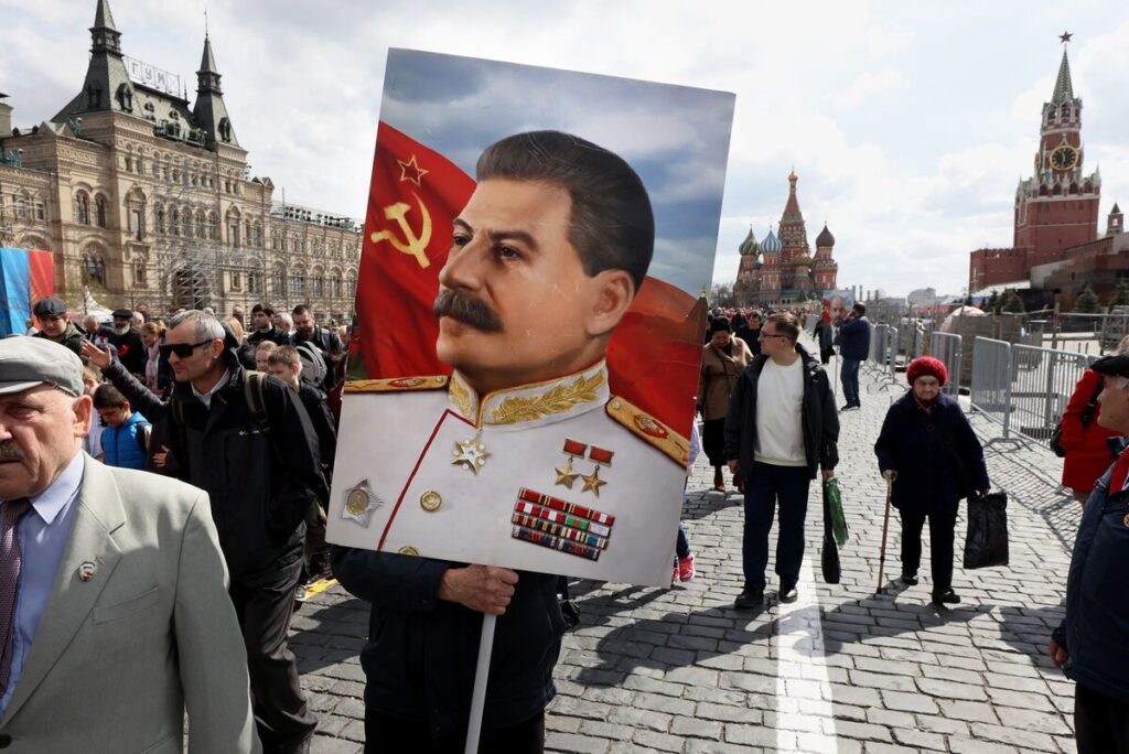 ロシアでスターリンが復権、急速に再評価－弾圧や検閲・密告も再来 - Bloomberg