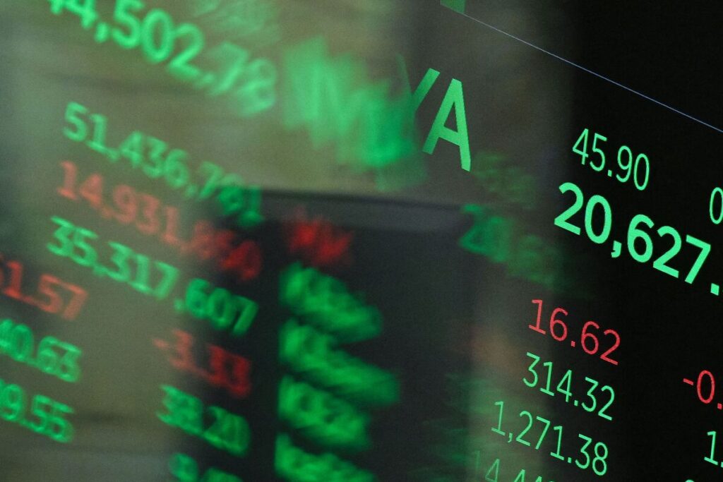 株式市場に油断の兆し、企業収益の下方修正相次ぐ中での過熱的上昇 - Bloomberg