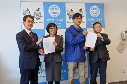 左に副市長と中村さん、右に松下さんと市長がそれぞれ着任の書類を一緒にもち記念撮影を行っている写真