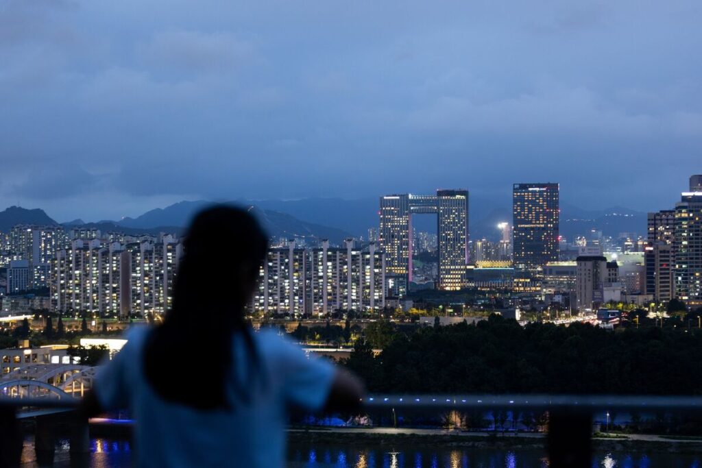 韓国ウォンの流動性拡大－取引時間延長で出来高が１年で倍増 - Bloomberg
