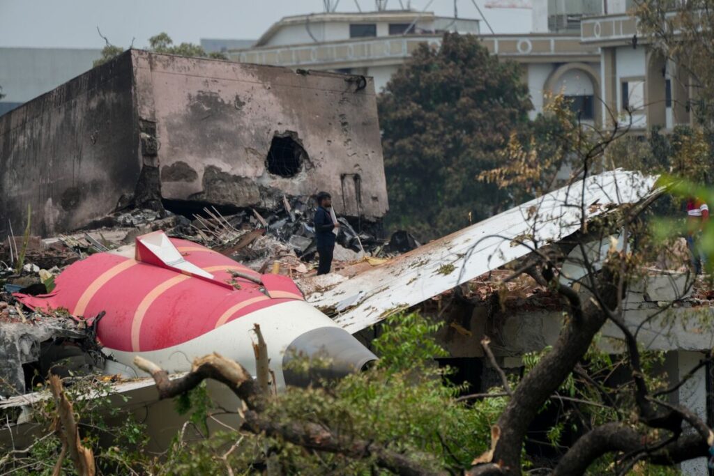 エア・インディア機墜落、解明の鍵は「空白の10秒」－突然の燃料遮断 - Bloomberg