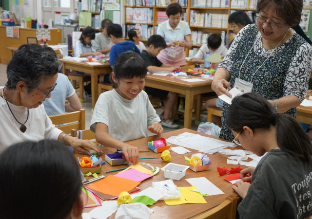 折り紙で交流生む 色とりどりのバラ作る〈横浜市港北区〉