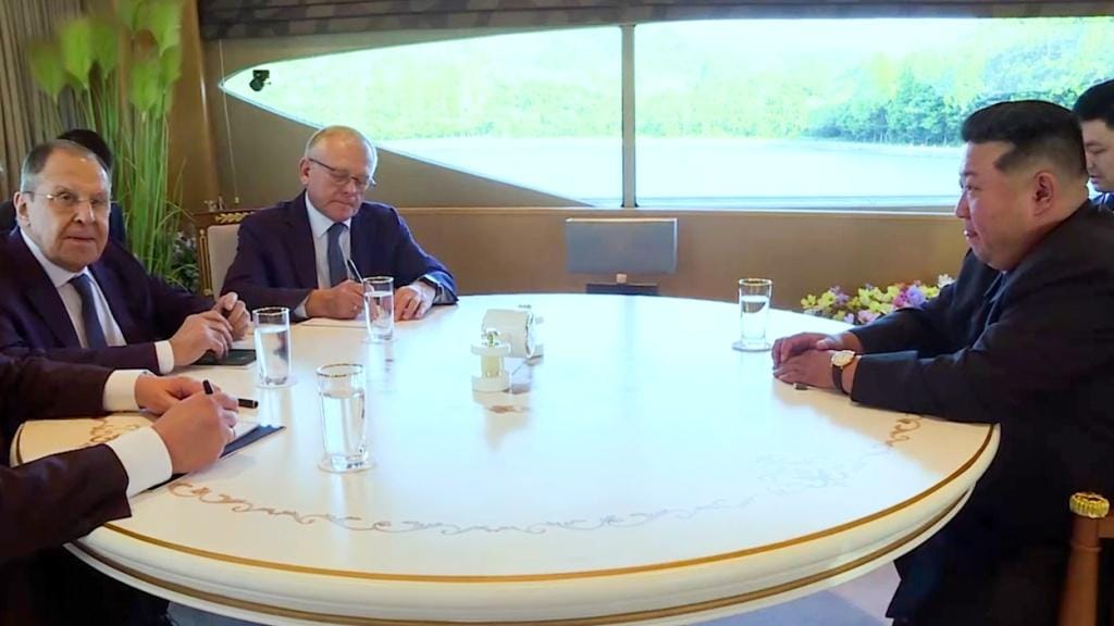 ロシアと北朝鮮の立場が急速に変化、写真が雄弁に語る「ロシアを見下し始めた金正恩」 北朝鮮はなぜ、ロシアを見下す写真を世界にばら撒くのか(1/5) | JBpress (ジェイビープレス)