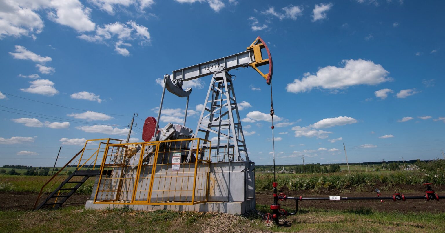 原油先物は小幅続伸、トランプ氏のロシア最後通告で供給懸念 | ロイター