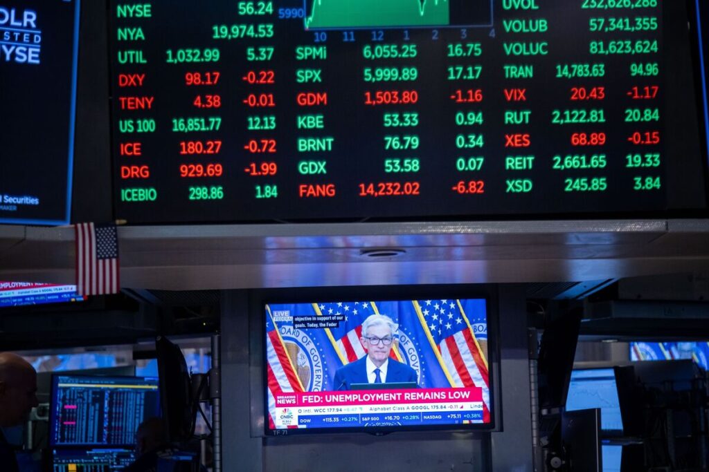 ＦＯＭＣが金利据え置き、理事２人が反対－景気判断は下方修正 - Bloomberg