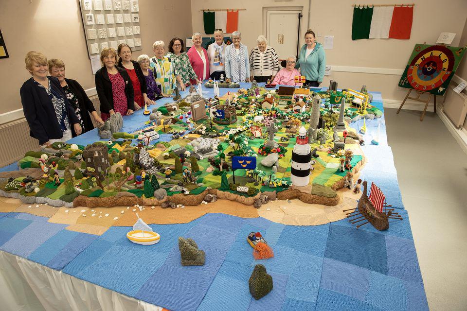 アイルランドの女性は、アイルランドの12フィートx 11フィートのウールマップを編み、かぎ針編みにしました。