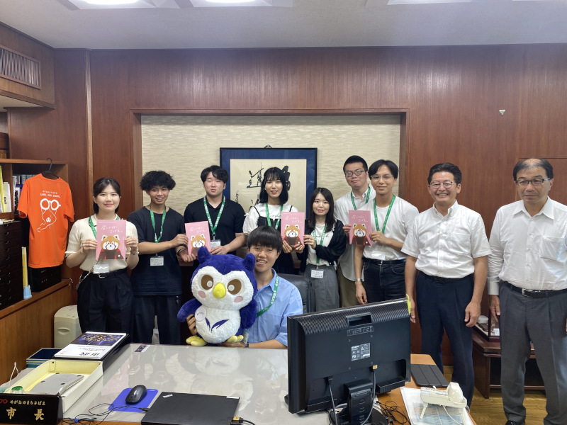 鯖江市役所市長室での集合写真